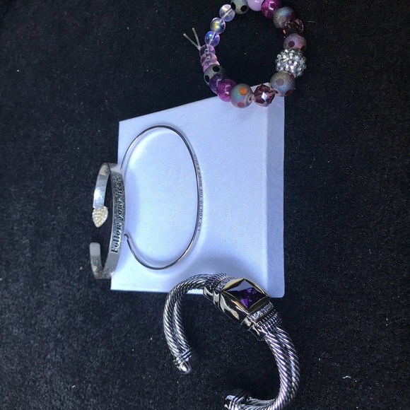 Assorted bracelets - Picture 1 of 3